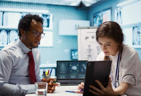 general-practitioner-presenting-test-findings-via-scan-interpretation-tablet_482257-124410
